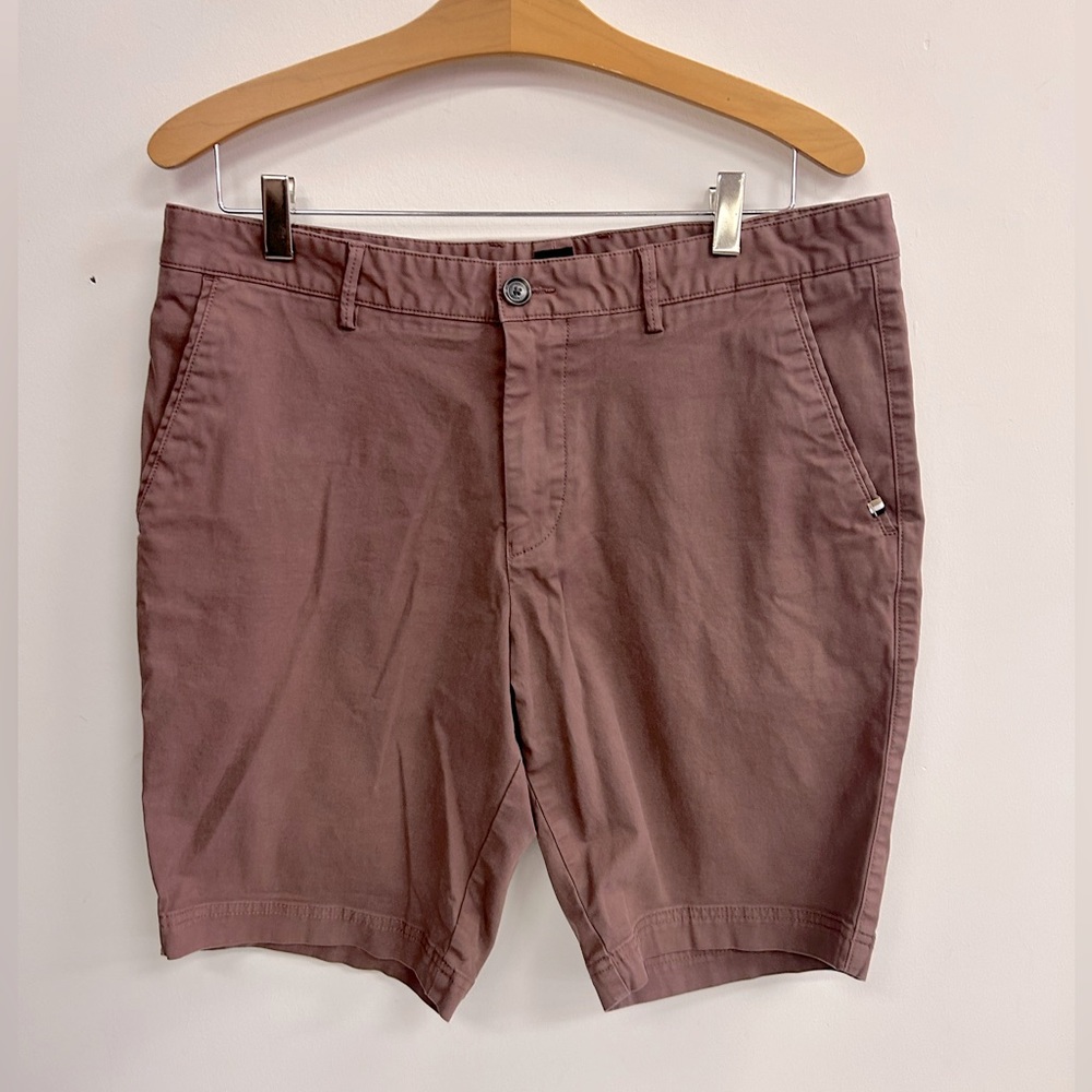 HUGO BOSS MEN SALMON PINK SHORTS IN SIZE 34 R